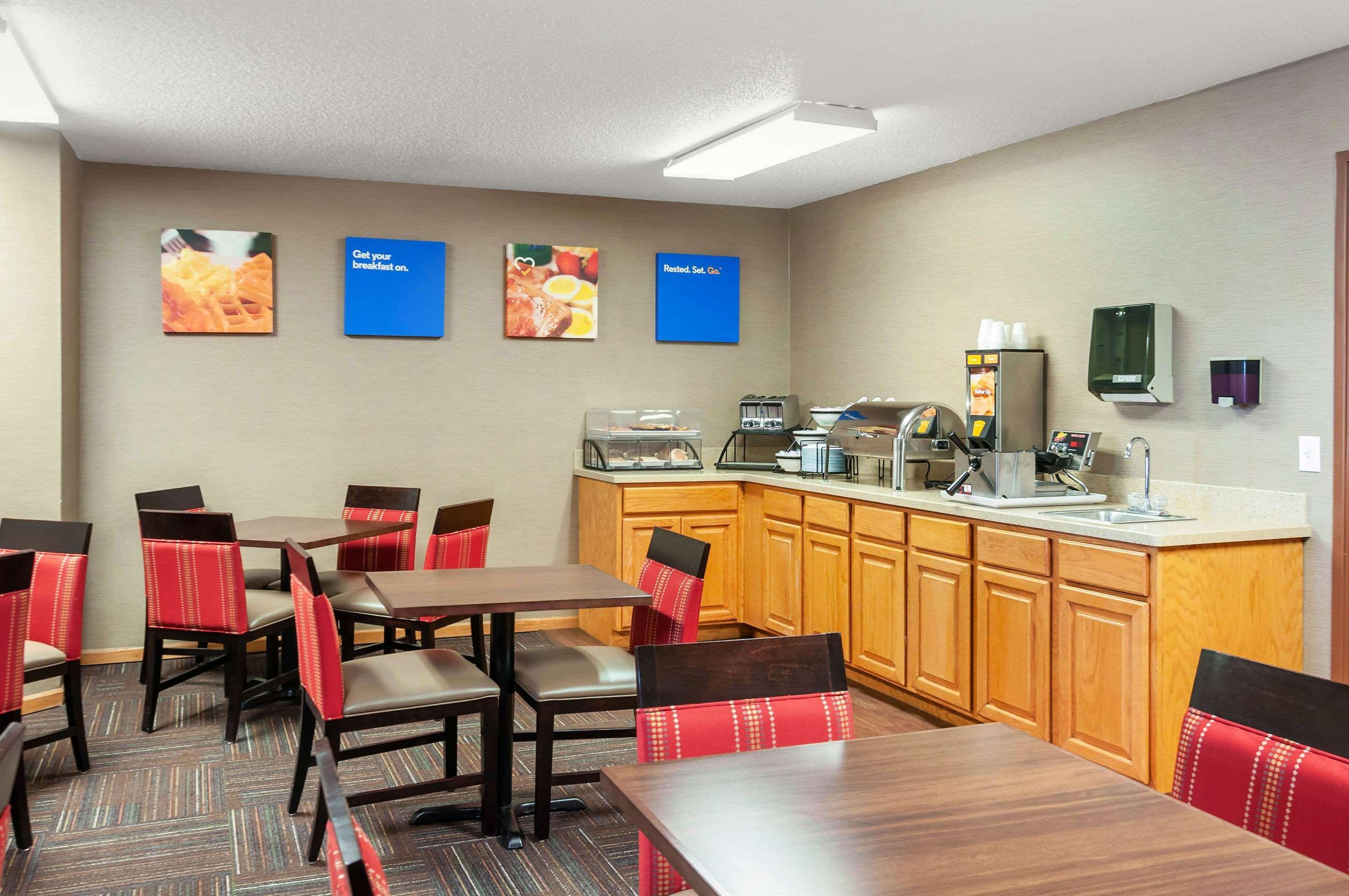 Comfort Inn Dyersville Near The Field Of Dreams Exterior photo